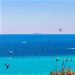 Ontdek de Adrenaline op Zakynthos: De Beste Plekken om te Kitesurfen